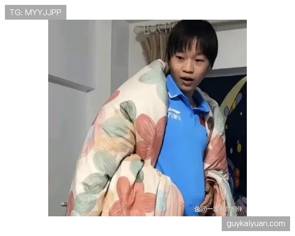 全红婵回家路上还在啃苹果，下一秒就被塞进豪车