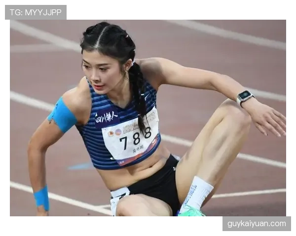 吴艳妮赛前喝冰美式像在拍时尚大片