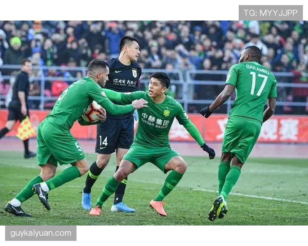 德罗巴连续强强对话中压制对手中卫，禁区对抗成进攻支点